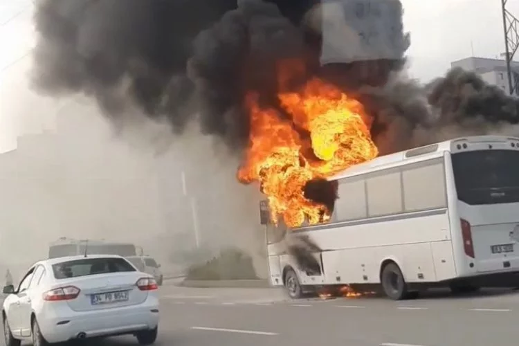 Bursa'da servis midibüsü alev alev yandı