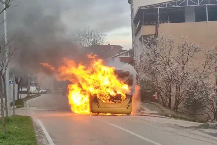 Bursa’da seyir halindeki halk otobüsü alev alev böyle yandı