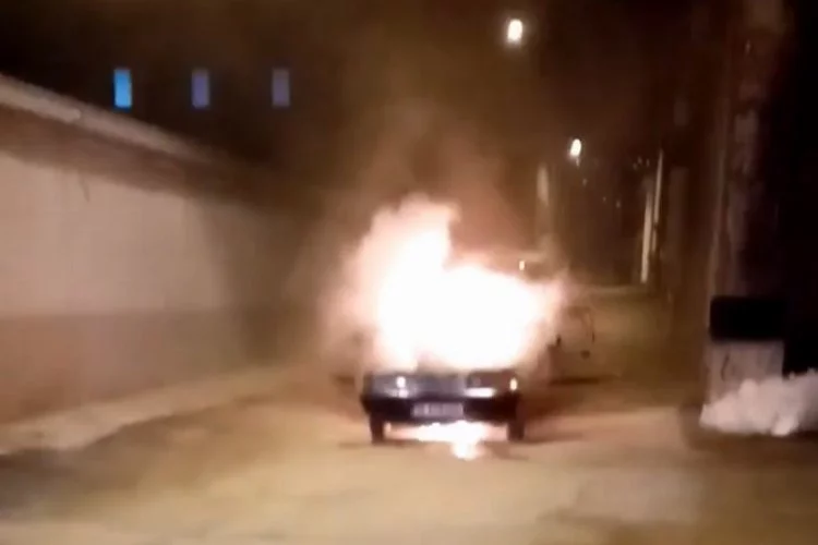 Bursa'da seyir halindeki otomobil, alev alev yanarak kül oldu