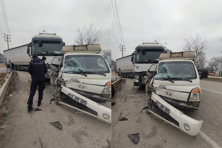 Bursa'da TIR ile kamyonet çarpıştı, sıkışan yolcuyu itfaiye kurtardı