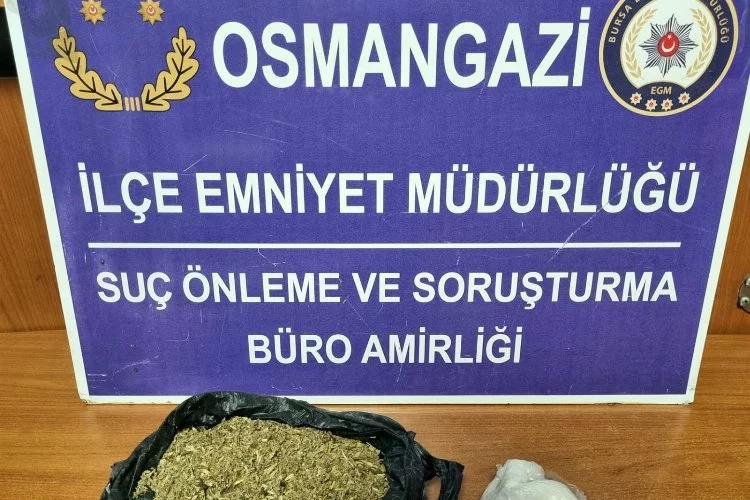 Bursa'da uyuşturucu satıcısı aracında yakalandı