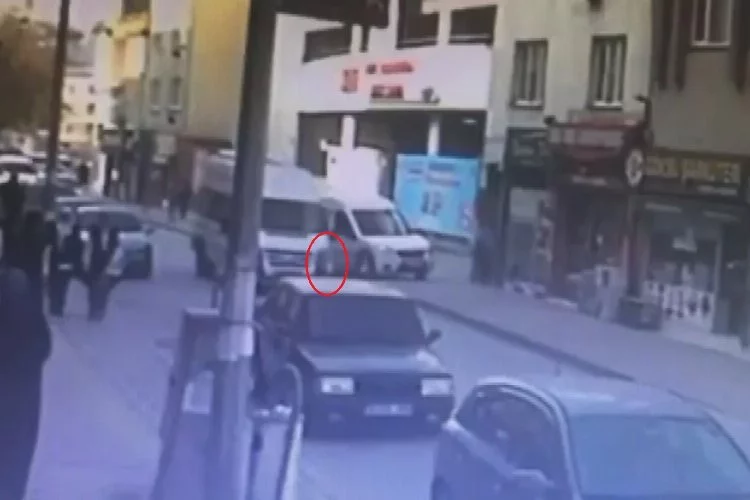 Bursa'da yola atlayan küçük kıza minibüs çarptı
