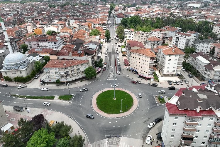 Bursa İnegöl'de 5 caddeye 6 bin 900 metre asfalt yapıldı
