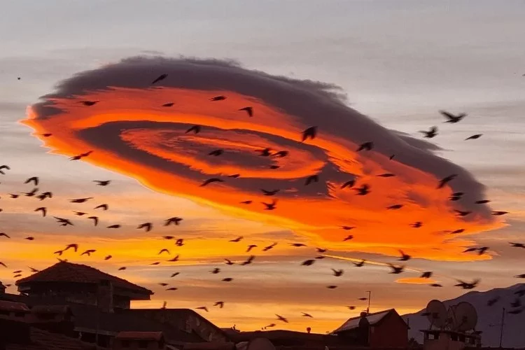 Bursa semalarında UFO görünümlü bulut
