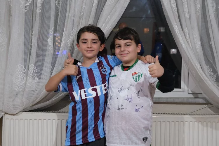 Bursaspor Kulübü, yüzüne biber gazı sıkılan çocuğu evinde ziyaret etti