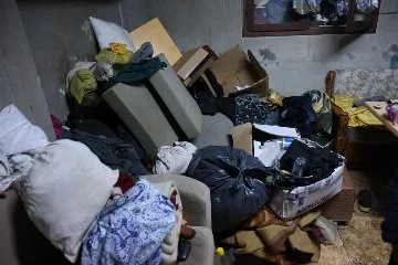 Çocuklarının arayıp sormadığı kadın, 5 yıldır kocasıyla çöp evde yaşıyor