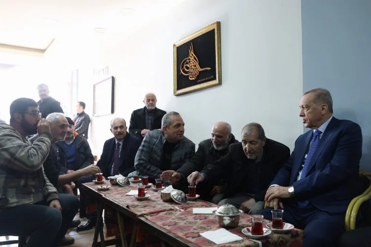 Cumhurbaşkanı Erdoğan, Fatih'te esnafı ziyaret etti