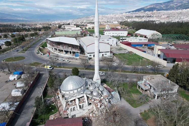 Deprem sonrası cami yıkıldı, minaresi ayakta kaldı