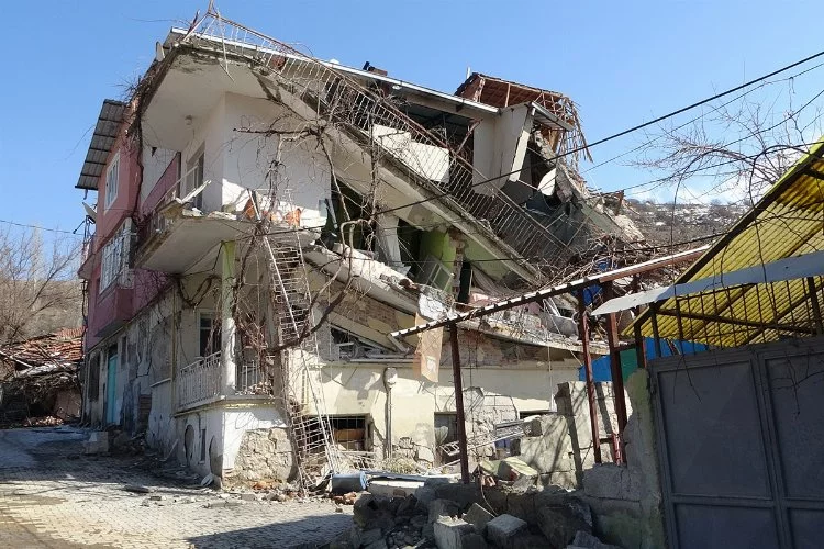 Depremde evleri yıkılan vatandaşlar yaşadıklarını anlattı: 'Evler patır patır döküldü'
