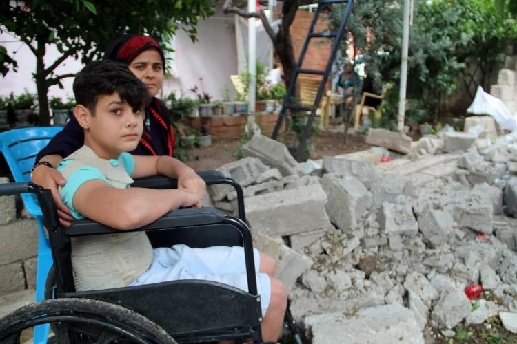 Depremde üzerine duvarı yıkılan çocuk, yeniden yürüyeceği günlerin hayalini kuruyor