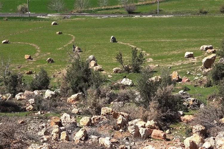 Depremin dehşet veren görüntüsü: Tarım arazilerine tonlarca ağırlığında kaya yağdı