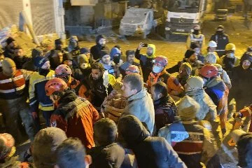 Diyarbakır'da 72 saat sonra bir kadın canlı olarak enkaz altından çıkartıldı