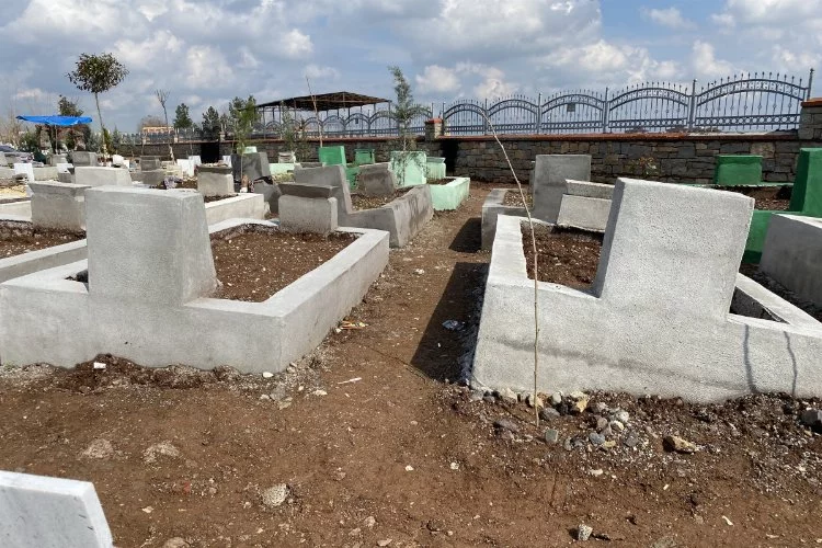 Diyarbakır'da yağmur sonrası depremzedelerin mezarları çöktü, obruklar oluştu