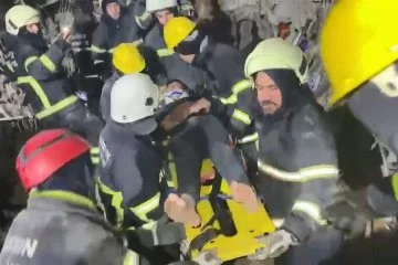 Enkazdan 70 saat sonra 3 kişi sağ olarak kurtarıldı