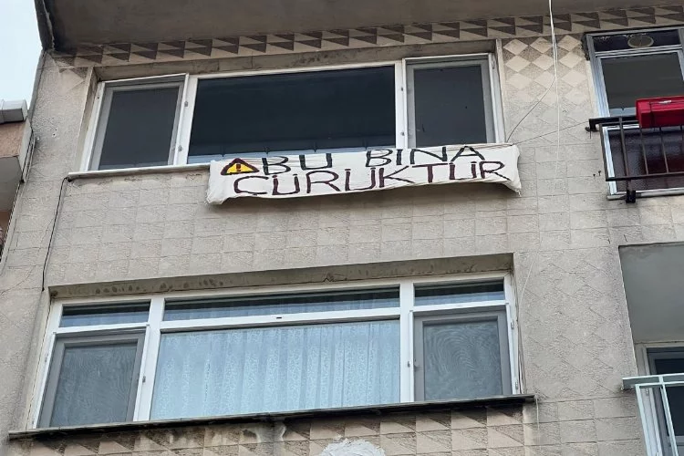 Evi boşaltan kiracıdan vatandaşlara pankartlı uyarı: 'Bu bina çürüktür'
