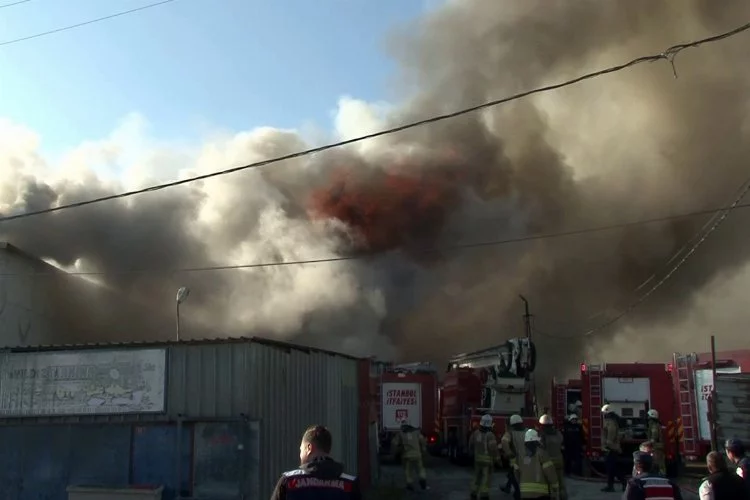 Eyüpsultan'da fabrika deposunda yangın