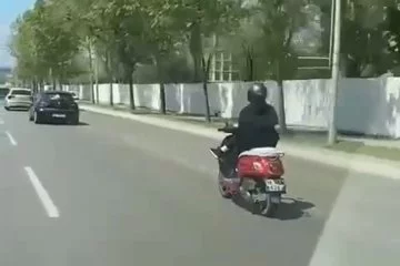 Gençlerin motosikletle tehlikeli yolculuğu...