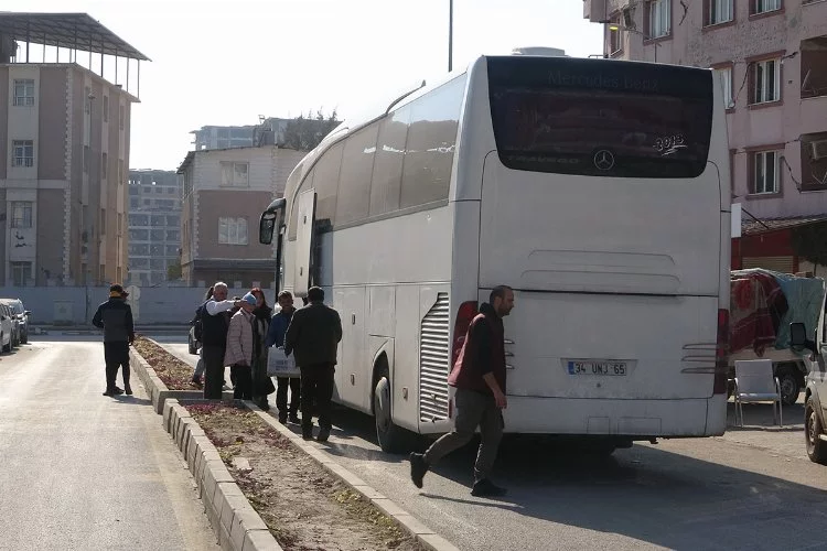 Hataylılar yerle bir olan şehri otobüslerle terk ediyor