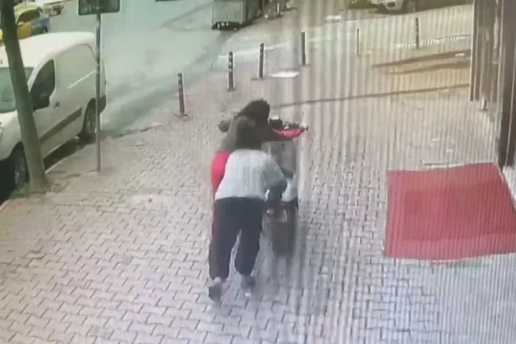 İki kız elektrikli motosikleti iterek çalmaya çalışırken esnafa yakalandı
