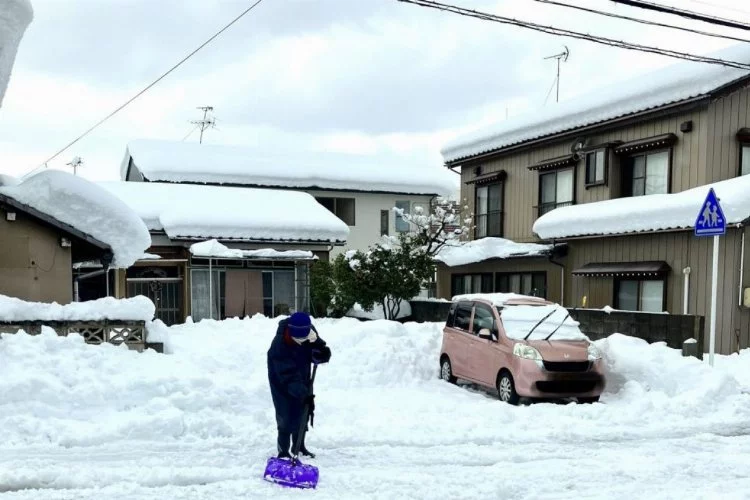 Japonya'da etkili olan şiddetli kar yağışında bilanço ağırlaşıyor: 17 ölü, 90 yaralı