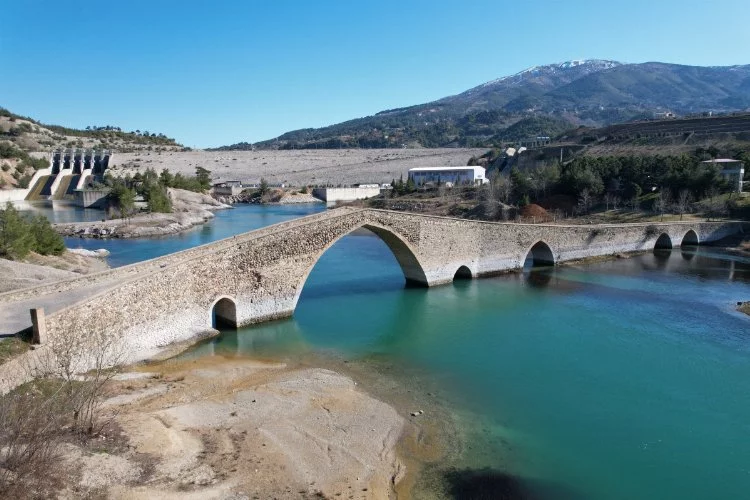 Kahramanmaraş'ın 500 yıllık köprüsü asrın felaketine de dayandı