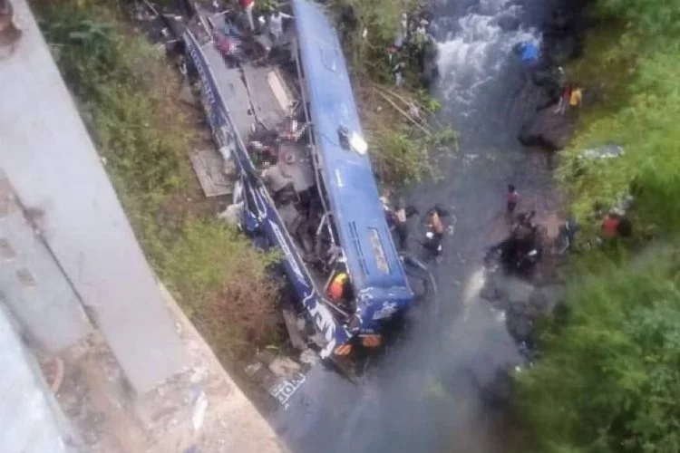 Kenya'da yolcu otobüsü 40 metre yükseklikten nehre düştü: 24 ölü