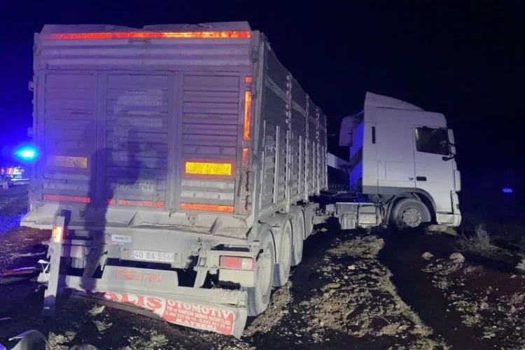 Kırşehir'de tır ile minibüs çarpıştı: 1 ölü