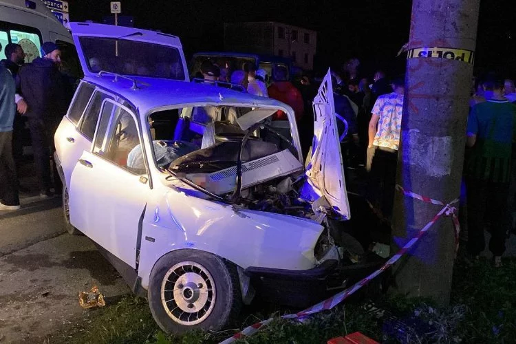 Kocaeli’de otomobil elektrik direğine çarptı: 4 yaralı