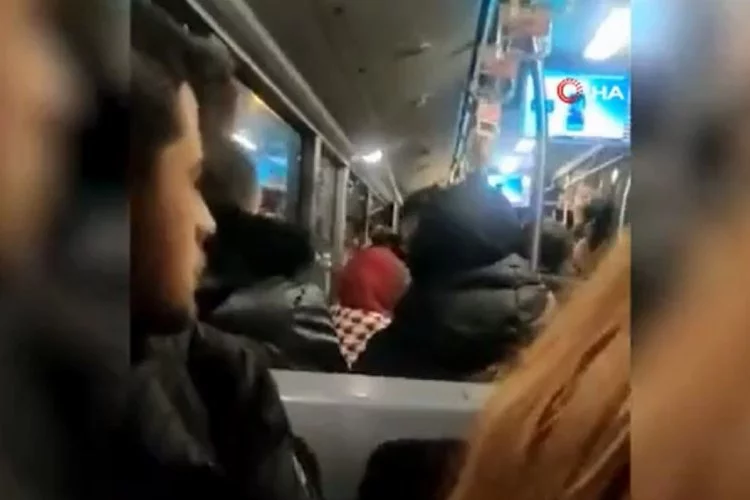 Metrobüste 'Ayağıma bastın' kavgası