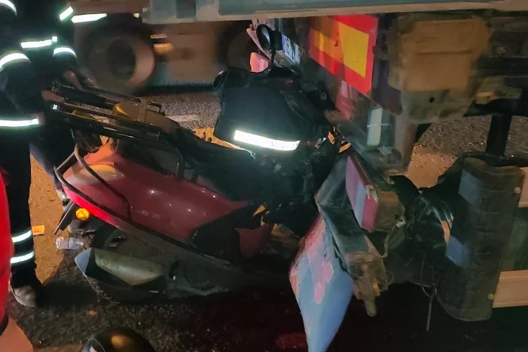 Motosiklet tıra ok gibi saplandı: Motokurye hayatını kaybetti