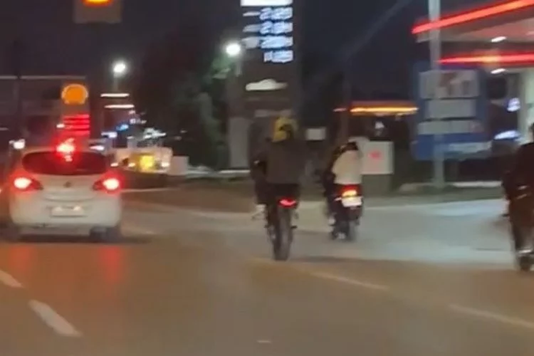 Motosikletli gençlerin trafikteki tehlikeli hareketleri kameralarda