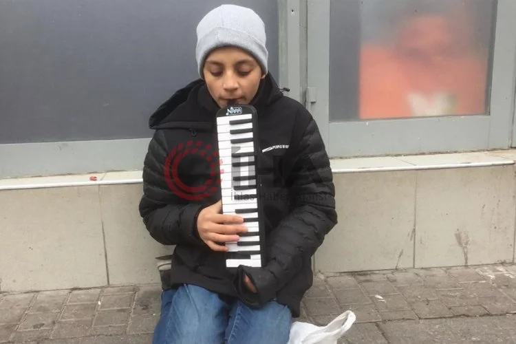 Okul masraflarını karşılayabilmek için sokaklarda melodika çalıyor