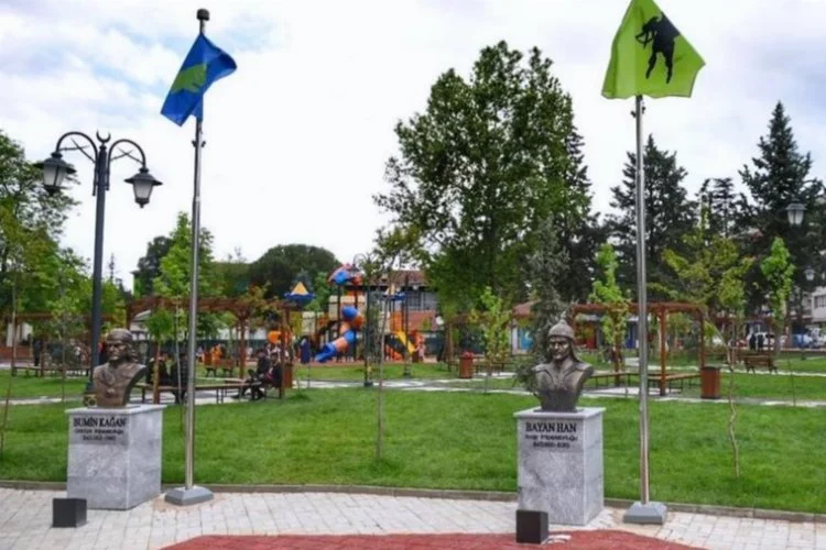 Osmanlının İlk Başşehrine yapılan parkta Türk büyüklerinin büstleri ve 16 devletin bayrakları yer alıyor