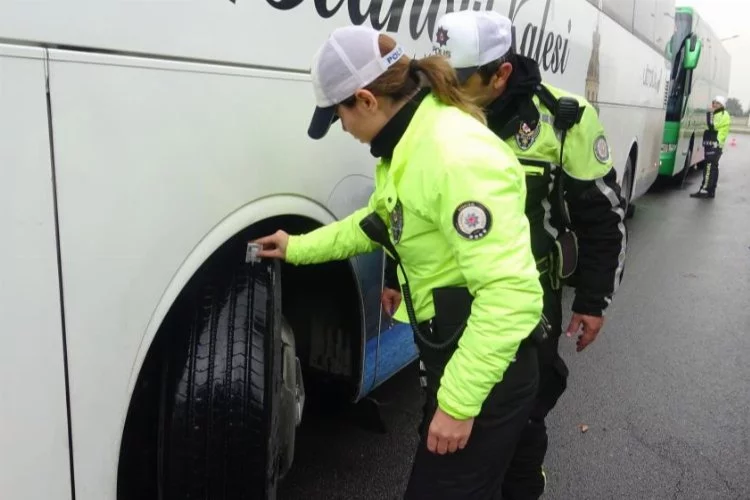 Polis, yolcu otobüslerini tek tek durdurdu...51 sürücüye ceza kesildi