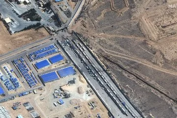 Refah Sınır Kapısı'nda geçiş izni bekleyen yardım konvoyu uydudan görüntülendi