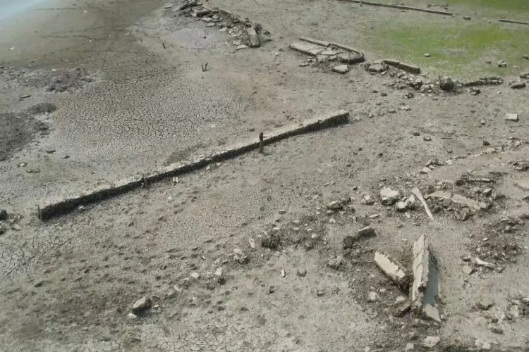 Sular çekildi, tarihi asırlık mezar ortaya çıktı