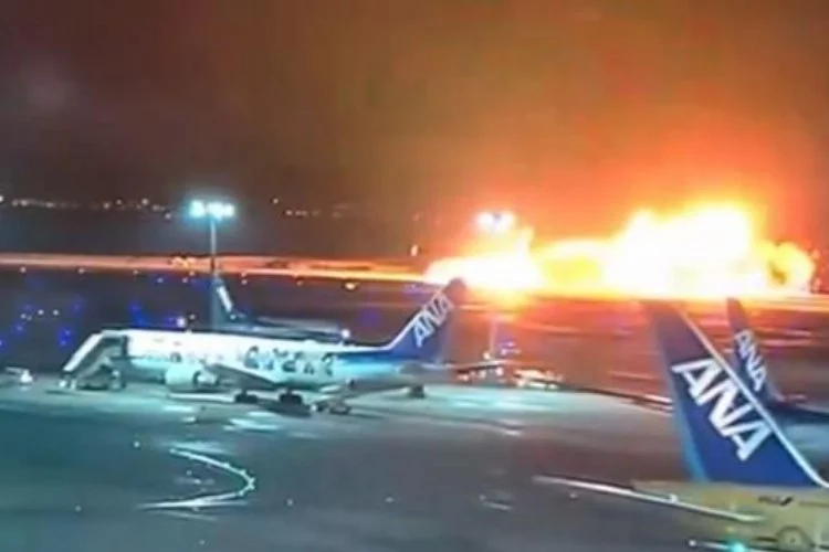 Tokyo'da pistte iki uçak çarpıştı