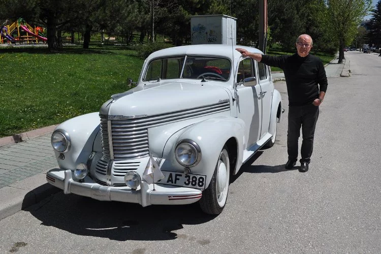 Türkiye'de 4 tane olan 73 yıllık klasik aracı hurda halden yollara döndürdü