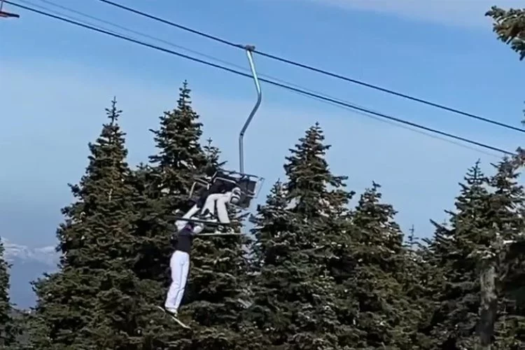 Uludağ’da bir kayakçı telesiyejde böyle asılı kaldı