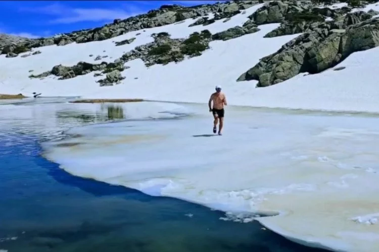 Uludağ'da buz tutan gölde yüzdüler