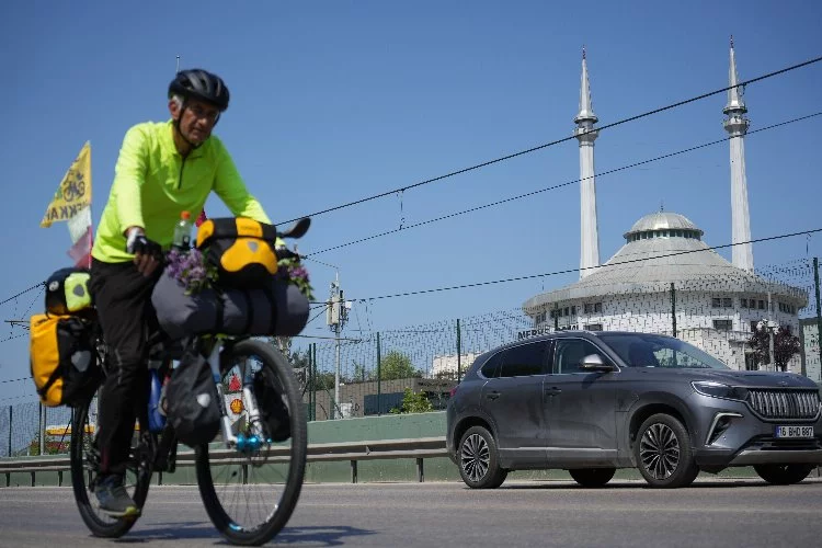Üsküp'ten Mekke'ye pedal çeviren ikili, Bursa'da mola verdi