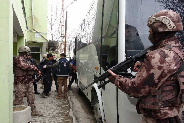 Van'da kullanılmayan iş yerinde 30 kaçak göçmen yakalandı