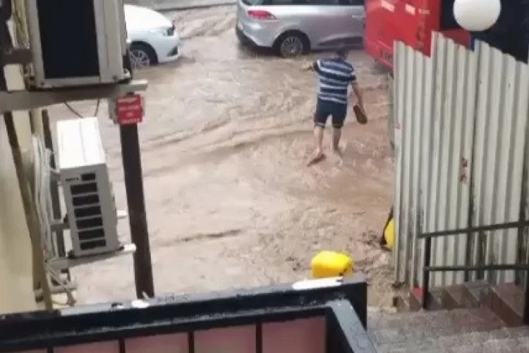 Yağmur İzmir Çiğli'yi vurdu, vatandaşlar dizine kadar sularda yürüdü