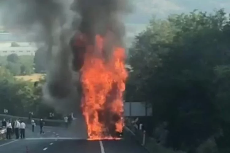 Yolcu otobüsü alev alev yandı; karayolu ulaşıma kapandı